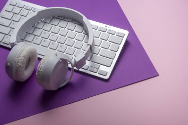 Ofis resepsiyon masası malzemeleri ile. Düz yatıyordu iş işyeri ve nesneleri. Üstten Görünüm. Metin için yer kopyalayın