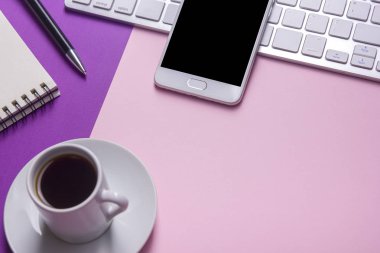 Ofis resepsiyon masası malzemeleri ile. Düz yatıyordu iş işyeri ve nesneleri. Üstten Görünüm. Metin için yer kopyalayın