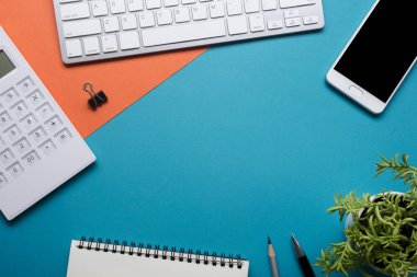 Ofis resepsiyon masası malzemeleri ile. Düz yatıyordu iş işyeri ve nesneleri. Üstten Görünüm. Metin için yer kopyalayın