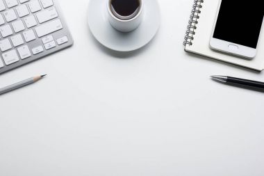 Ofis resepsiyon masası malzemeleri ile. Düz yatıyordu iş işyeri ve nesneleri. Üstten Görünüm. Metin için yer kopyalayın