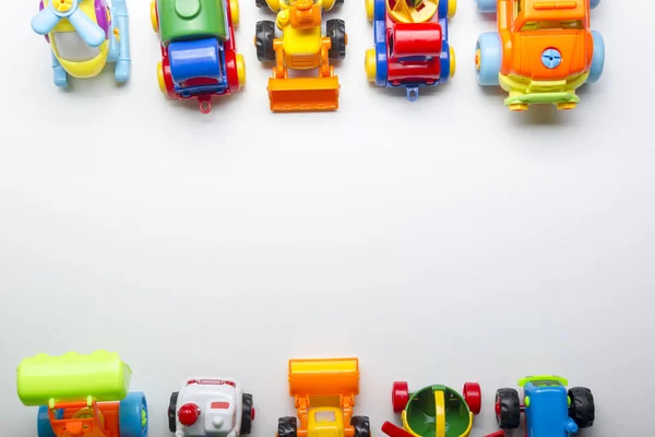 Bambini educativi sviluppare giocattoli cornice su sfondo bianco. Vista dall'alto. Piatto. Copia spazio per testo — Foto Stock