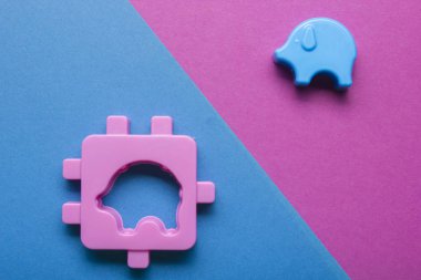 Renkli arka plan üzerinde eğitim gelişmekte olan oyuncak çerçeve çocuklar. Üstten Görünüm. Düz yatıyordu. Metin için yer kopyalayın