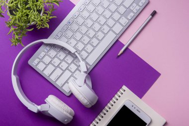 Ofis resepsiyon masası malzemeleri ile. Düz yatıyordu iş işyeri ve nesneleri. Üstten Görünüm. Metin için yer kopyalayın
