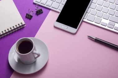 Ofis resepsiyon masası malzemeleri ile. Düz yatıyordu iş işyeri ve nesneleri. Üstten Görünüm. Metin için yer kopyalayın