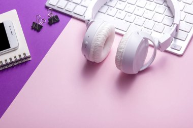 Ofis resepsiyon masası malzemeleri ile. Düz yatıyordu iş işyeri ve nesneleri. Üstten Görünüm. Metin için yer kopyalayın