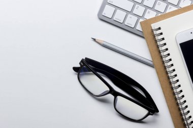 Ofis resepsiyon masası malzemeleri ile. Düz yatıyordu iş işyeri ve nesneleri. Üstten Görünüm. Metin için yer kopyalayın