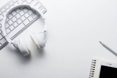 Ofis resepsiyon masası malzemeleri ile. Düz yatıyordu iş işyeri ve nesneleri. Üstten Görünüm. Metin için yer kopyalayın