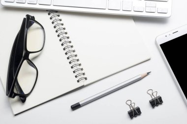 Ofis resepsiyon masası malzemeleri ile. Düz yatıyordu iş işyeri ve nesneleri. Üstten Görünüm. Metin için yer kopyalayın