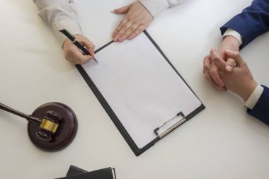 Hukuk, tavsiye ve yasal hizmetler kavramı. Avukat ve takım toplantısı hukuk firmasında avukat.