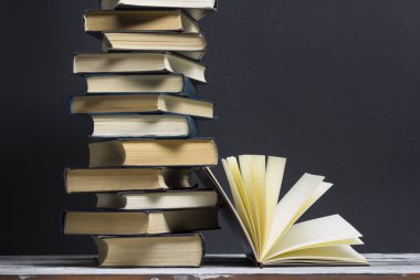 Açık kitap, ahşap masadaki ciltli kitaplar. Okula dönelim. Boşluğu kopyala