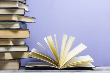 Açık kitap, ahşap masadaki ciltli kitaplar. Okula dönelim. Boşluğu kopyala