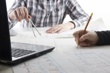 Mimarlar Blueprint, gayrimenkul projesi üzerinde çalışıyor. Mimar işyeri - mimari proje, planları, cetvel, hesap makinesi, laptop ve bölücü pusula. İnşaat kavramı. Mühendislik araçları.