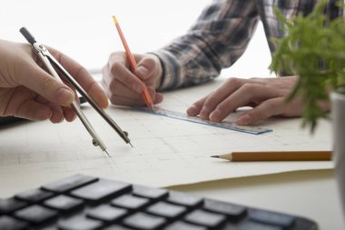 Mimarlar Blueprint, gayrimenkul projesi üzerinde çalışıyor. Mimar işyeri - mimari proje, planları, cetvel, hesap makinesi, laptop ve bölücü pusula. İnşaat kavramı. Mühendislik araçları.