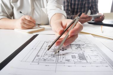 Mimarlar Blueprint, gayrimenkul projesi üzerinde çalışıyor. Mimar işyeri - mimari proje, planları, cetvel, hesap makinesi, laptop ve bölücü pusula. İnşaat kavramı. Mühendislik araçları.
