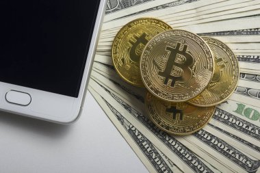 Amerikan dolarlarında altın Bitcoinler. Elektronik para değişimi kavramı