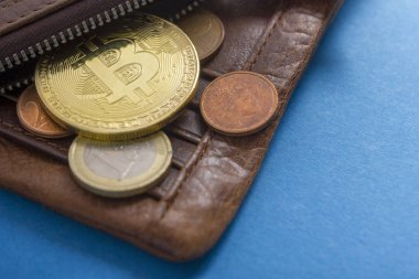 Amerikan dolarlarında altın Bitcoinler. Elektronik para değişimi kavramı