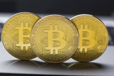 Amerikan dolarlarında altın Bitcoinler. Elektronik para değişimi kavramı