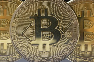 Amerikan dolarlarında altın Bitcoinler. Elektronik para değişimi kavramı