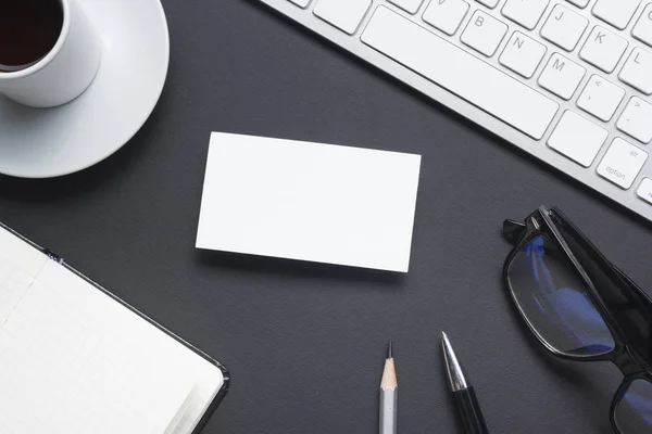 Mesa de escritorio de oficina con suministros. Piso yacía Negocios lugar de trabajo y objetos. Vista superior. Copiar espacio para texto — Foto de Stock