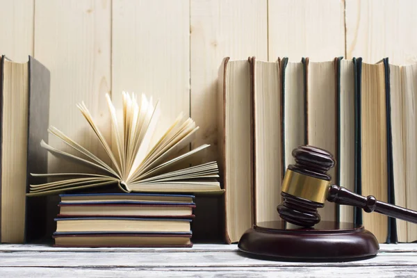 法的法律概念 - 法廷や法施行のオフィスでテーブルの木製裁判官小槌を持ったオープン法の本。コピーのテキストのための領域 — ストック写真