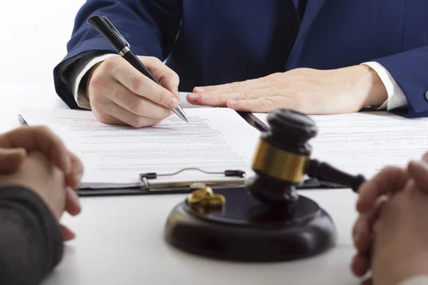 Χέρια συζύγου, συζύγου που υπογράφει διάταγμα διαζυγίου, διάλυσης, ακύρωσης γάμου, νομικών εγγράφων χωρισμού, κατάθεσης εγγράφων διαζυγίου ή προγαμιαίου συμβολαίου που εκπονείται από δικηγόρο. Βέρα γάμου — Φωτογραφία Αρχείου