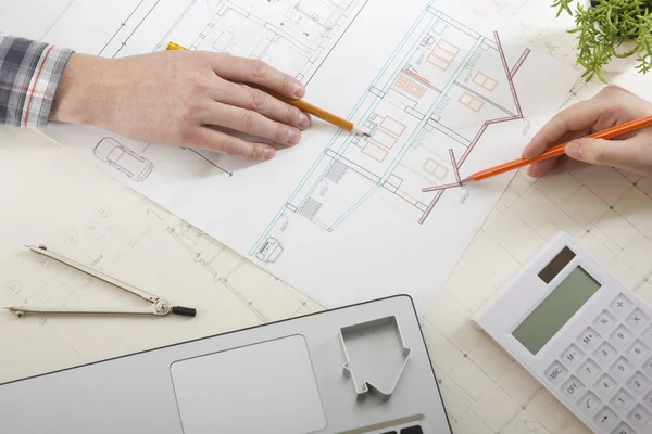Arkitekter arbetar på blueprint, fastighetsprojekt. Arkitekten arbetsplats - ritningar, miniräknare, linjal, arkitektoniska projekt, laptop och avdelare kompass. Konstruktion koncept. Tekniska verktyg. — Stockfoto