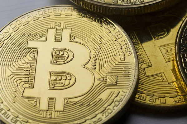 Amerikan dolarlarında altın Bitcoinler. Elektronik para değişimi kavramı