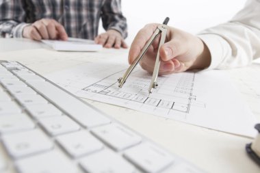 Mimarlar Blueprint, gayrimenkul projesi üzerinde çalışıyor. Mimar işyeri - mimari proje, planları, cetvel, hesap makinesi, laptop ve bölücü pusula. İnşaat kavramı. Mühendislik araçları.