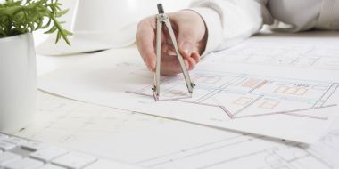 Mimarlar Blueprint, gayrimenkul projesi üzerinde çalışıyor. Mimar işyeri - mimari proje, planları, cetvel, hesap makinesi, laptop ve bölücü pusula. İnşaat kavramı. Mühendislik araçları.