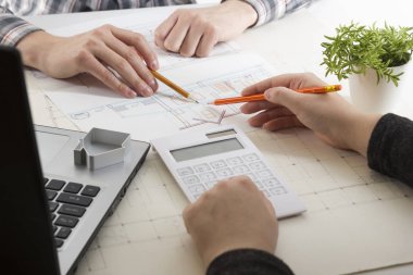Mimarlar Blueprint, gayrimenkul projesi üzerinde çalışıyor. Mimar işyeri - mimari proje, planları, cetvel, hesap makinesi, laptop ve bölücü pusula. İnşaat kavramı. Mühendislik araçları.