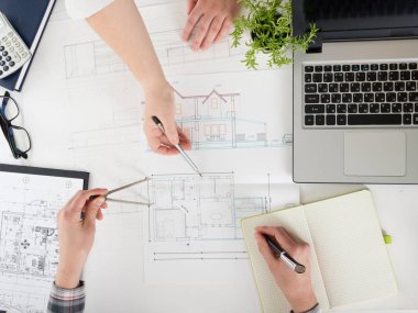 Mimarlar Blueprint, gayrimenkul projesi üzerinde çalışıyor. Mimar işyeri - mimari proje, planları, cetvel, hesap makinesi, laptop ve bölücü pusula. İnşaat kavramı. Mühendislik araçları.