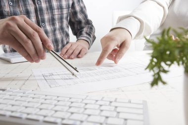 Mimarlar Blueprint, gayrimenkul projesi üzerinde çalışıyor. Mimar işyeri - mimari proje, planları, cetvel, hesap makinesi, laptop ve bölücü pusula. İnşaat kavramı. Mühendislik araçları.