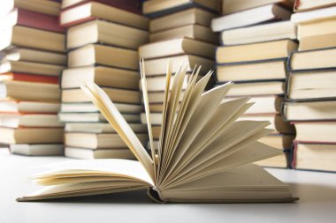 Açık kitap, ahşap masadaki ciltli kitaplar. Okula dönelim. Boşluğu kopyala