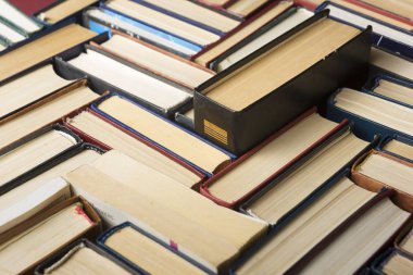 kitapların arka plan yığını. pek çok kitap yığınları.