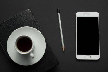 Ofis resepsiyon masası malzemeleri ile. Düz yatıyordu iş işyeri ve nesneleri. Üstten Görünüm. Metin için yer kopyalayın