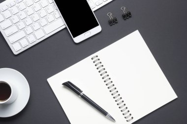 Ofis resepsiyon masası malzemeleri ile. Düz yatıyordu iş işyeri ve nesneleri. Üstten Görünüm. Metin için yer kopyalayın