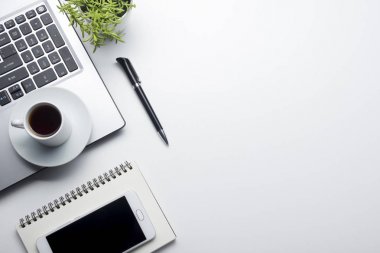 Ofis resepsiyon masası malzemeleri ile. Düz yatıyordu iş işyeri ve nesneleri. Üstten Görünüm. Metin için yer kopyalayın