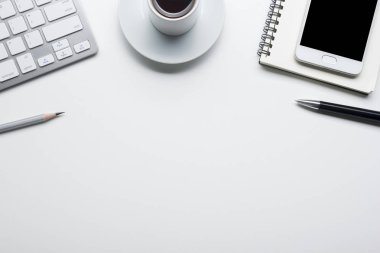 Ofis resepsiyon masası malzemeleri ile. Düz yatıyordu iş işyeri ve nesneleri. Üstten Görünüm. Metin için yer kopyalayın