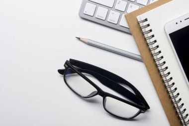 Ofis resepsiyon masası malzemeleri ile. Düz yatıyordu iş işyeri ve nesneleri. Üstten Görünüm. Metin için yer kopyalayın