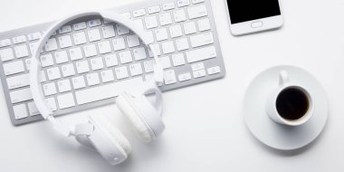 Ofis resepsiyon masası malzemeleri ile. Düz yatıyordu iş işyeri ve nesneleri. Üstten Görünüm. Metin için yer kopyalayın