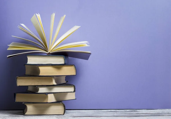 Livro aberto, livros de capa dura sobre mesa de madeira. De volta à escola. Espaço de cópia — Fotografia de Stock