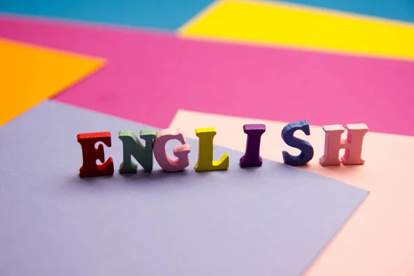 Angielskie słowo składa się z kolorowych abc blok drewniany litery alfabetu, kopia miejsce na tekst reklamy. Koncepcja edukacji. — Zdjęcie stockowe