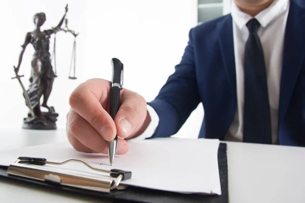 Concepto de derecho, asesoramiento y servicios jurídicos. Abogado y abogado teniendo reunión de equipo en el bufete de abogados . — Foto de Stock