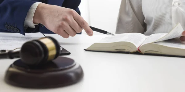 Recht, advies en juridische diensten concept. Advocaat en procureur teamvergadering gelet op law firm. — Stockfoto