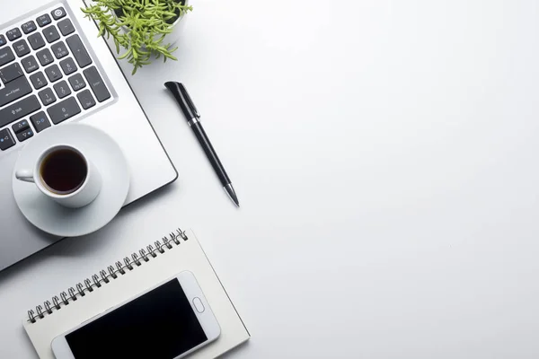 Mesa de escritorio de oficina con suministros. Piso yacía Negocios lugar de trabajo y objetos. Vista superior. Copiar espacio para texto — Foto de Stock