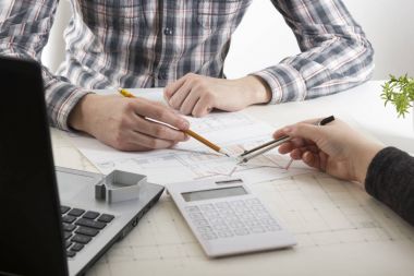 Mimarlar Blueprint, gayrimenkul projesi üzerinde çalışıyor. Mimar işyeri - mimari proje, planları, cetvel, hesap makinesi, laptop ve bölücü pusula. İnşaat kavramı. Mühendislik araçları.