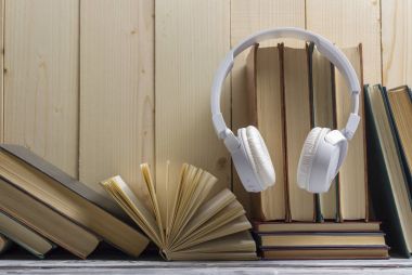 Açık kitap, ahşap masadaki ciltli kitaplar. Okula dönelim. Boşluğu kopyala