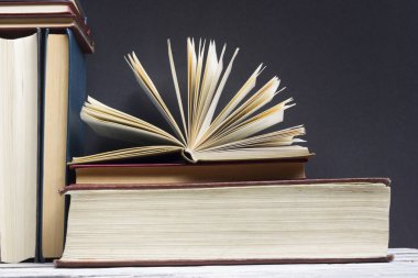 Açık kitap, ahşap masadaki ciltli kitaplar. Okula dönelim. Boşluğu kopyala