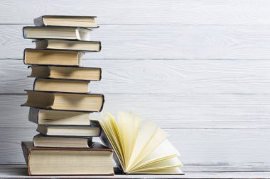 Açık kitap, ahşap masadaki ciltli kitaplar. Okula dönelim. Boşluğu kopyala