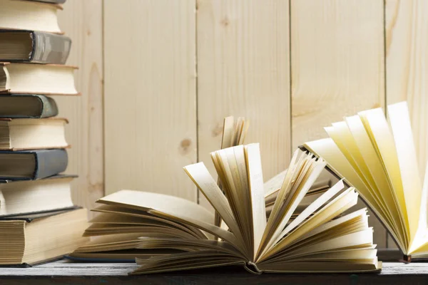 Libro abierto, libros de tapa dura sobre mesa de madera. De vuelta a la escuela. Copiar espacio — Foto de Stock